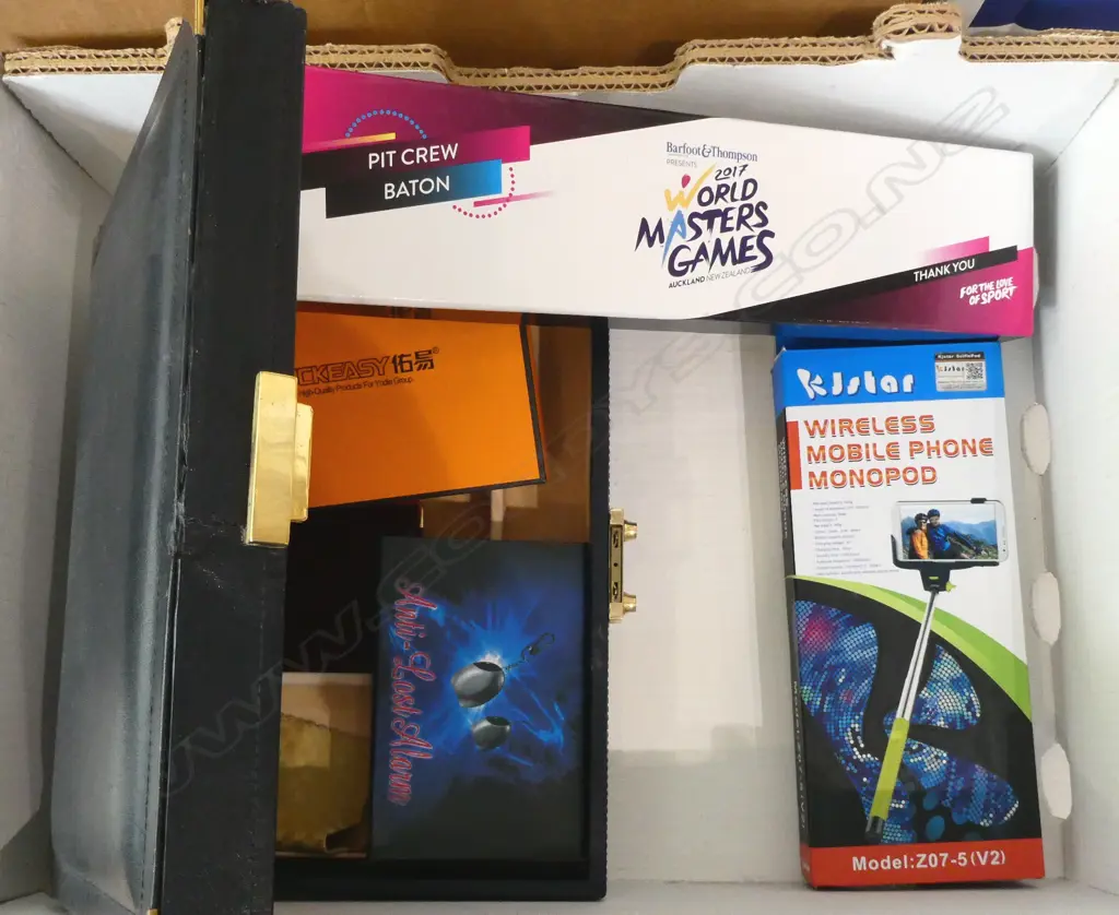 BOXED KEY RING  BOXED PHONE HOLDER  BOXED KEY FINDER BOXED CREW BATON  & LEATHER?  BOX  L300MM Image 1++