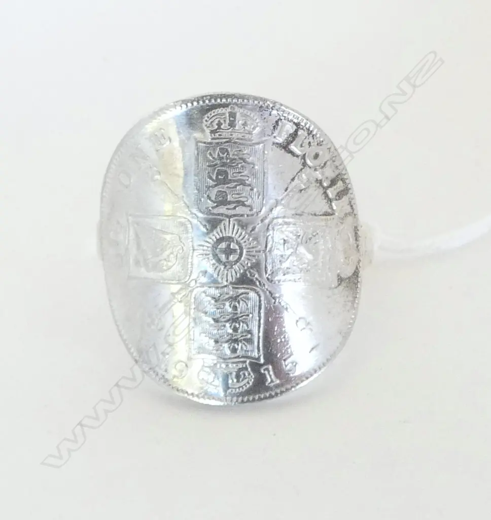 STERLING SILVER CURVED FLORIN RING 1915 13.8gms very lge size maybe a napkin ring Image 1++