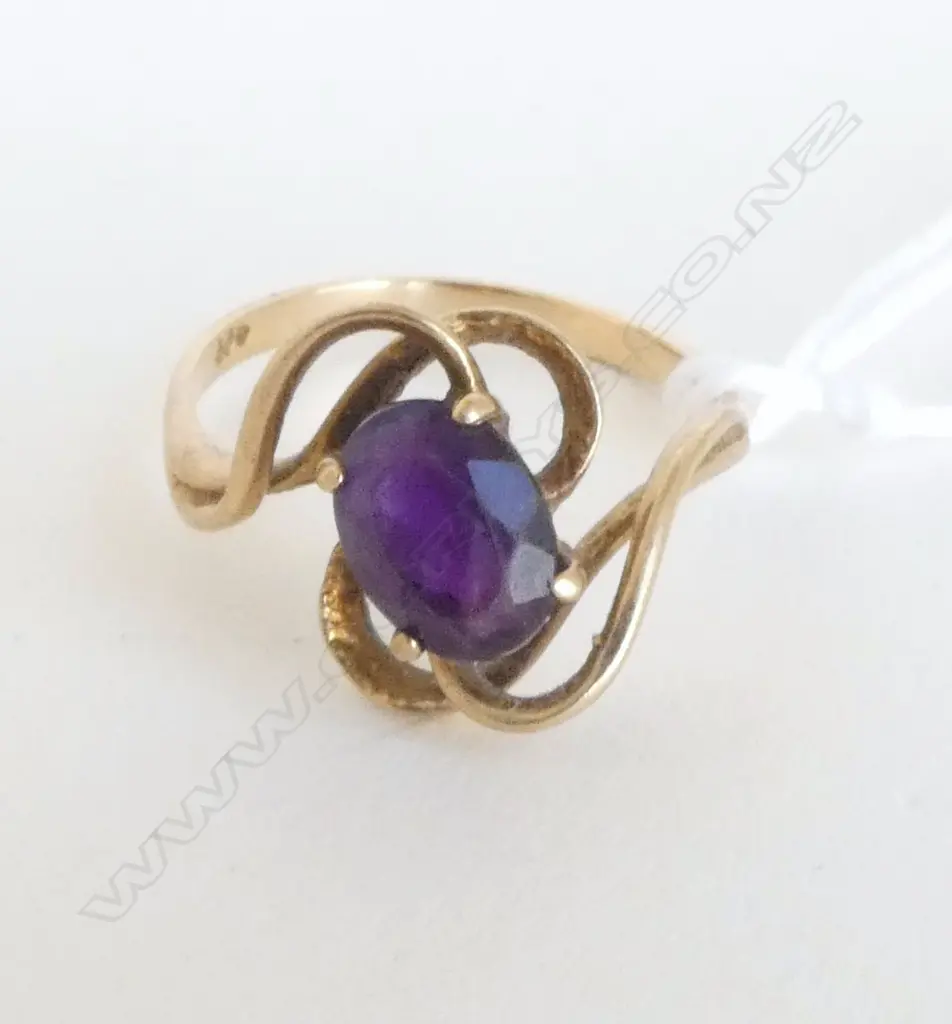 9CT RING, PURPLE STONE, 2.5gms SIZE Q  (Wear to stone) Image 1++
