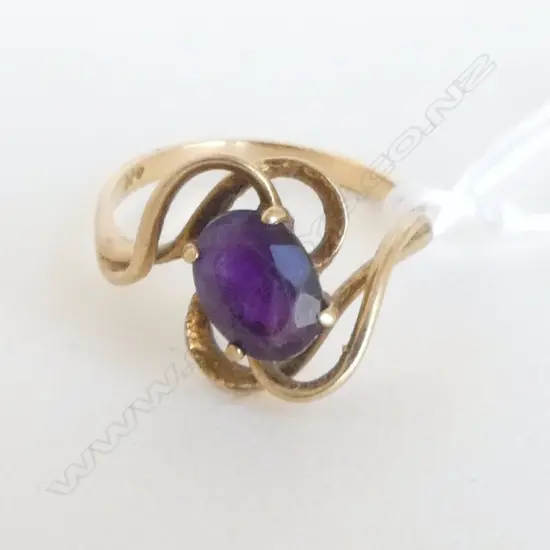 9CT RING, PURPLE STONE, 2.5gms SIZE Q  (Wear to stone)