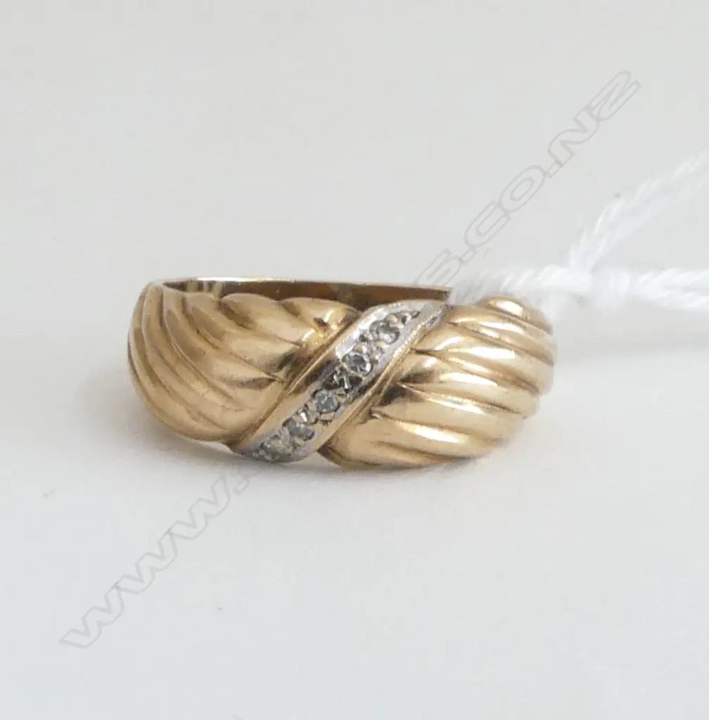9ct Y/GOLD & SMALL DIAMOND RING. small size G 2.8gms. Image 1++