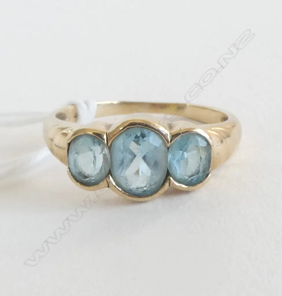9ct YELLOW GOLD 3 STONE AQUAMARINE RING 2.23gms SIZE M (shank very worn) Image 1++
