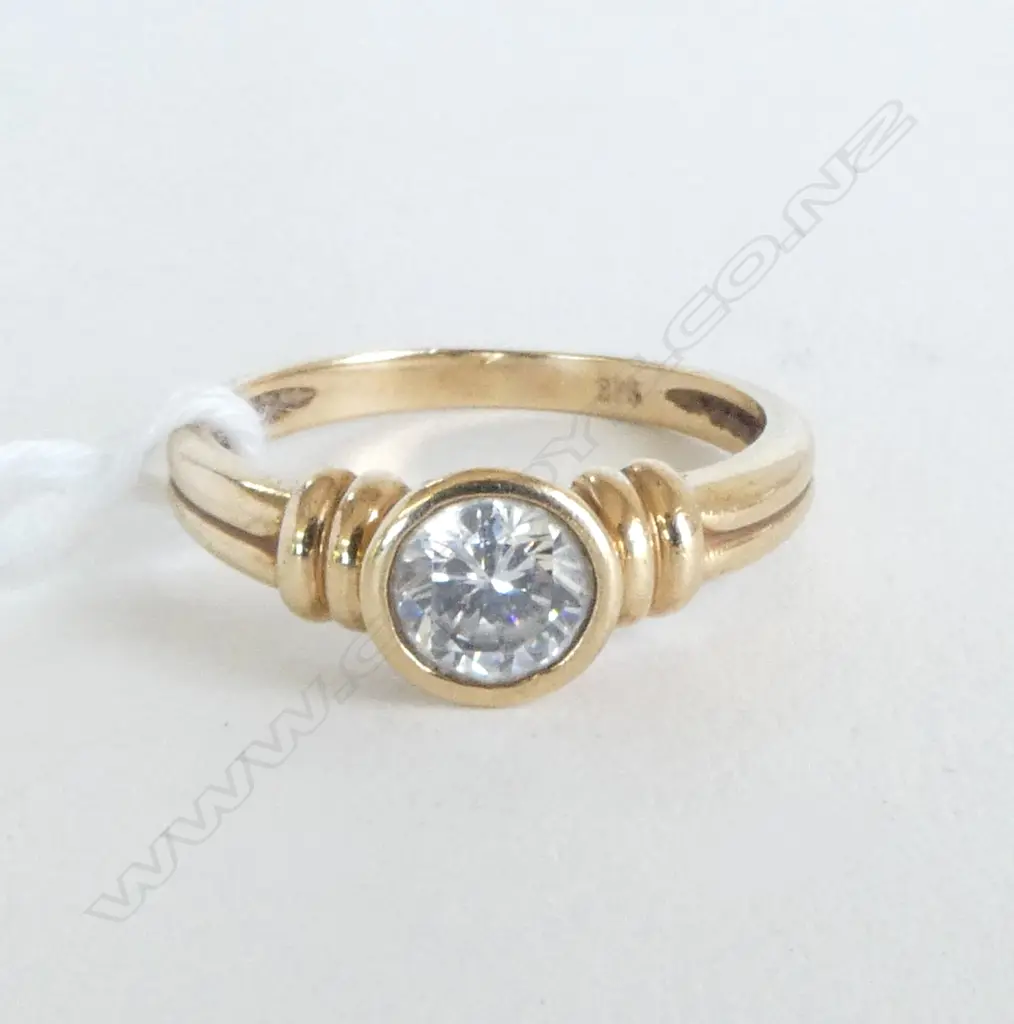 9ct CZ SET RING, 2.7gm SIZE P Image 1++