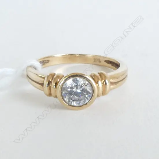 9ct CZ SET RING, 2.7gm SIZE P