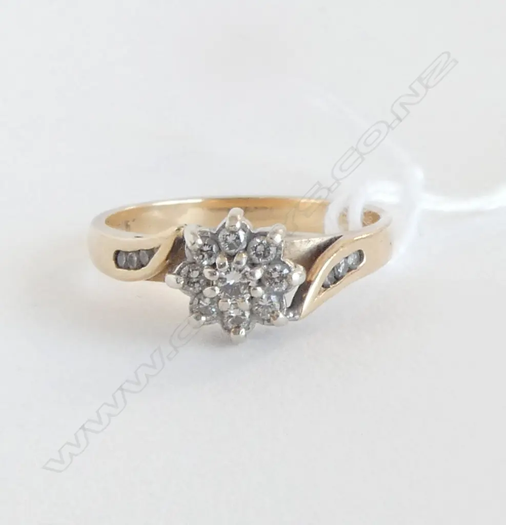 9ct YELLOW GOLD & DIAMOND CLUSTER RING 2.9gms SIZE N Image 1++