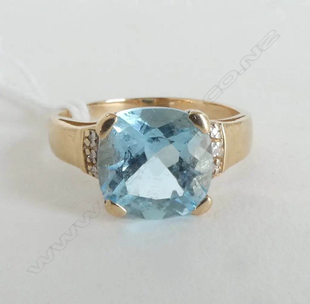 9ct BLUE TOPAZ & DIAMOND RING, 3.6gm SIZE R Image 1++