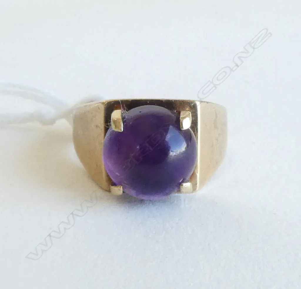 9CT RING w. AMETHYST CABOCHON, 5.3gms SIZE M Image 1++