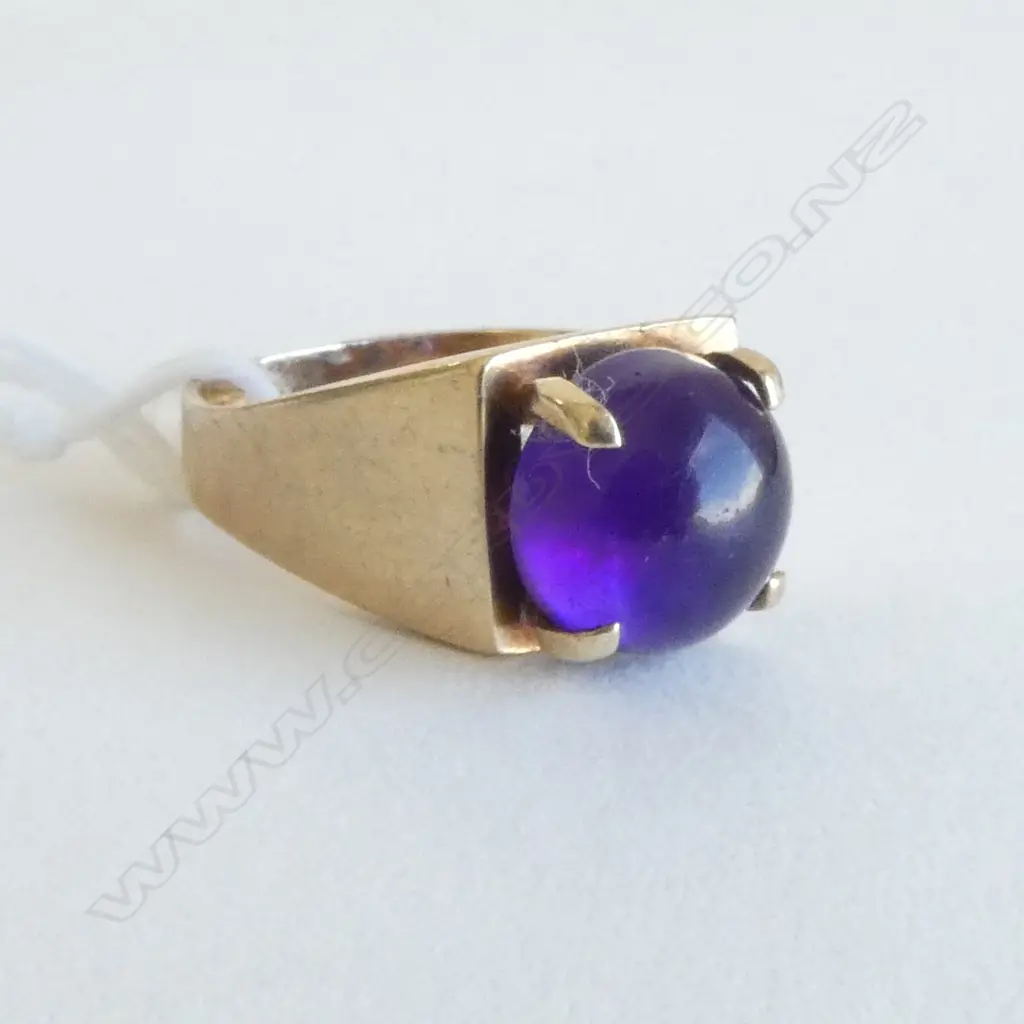 9CT RING w. AMETHYST CABOCHON, 5.3gms SIZE M Image 1++