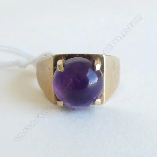 9CT RING w. AMETHYST CABOCHON, 5.3gms SIZE M