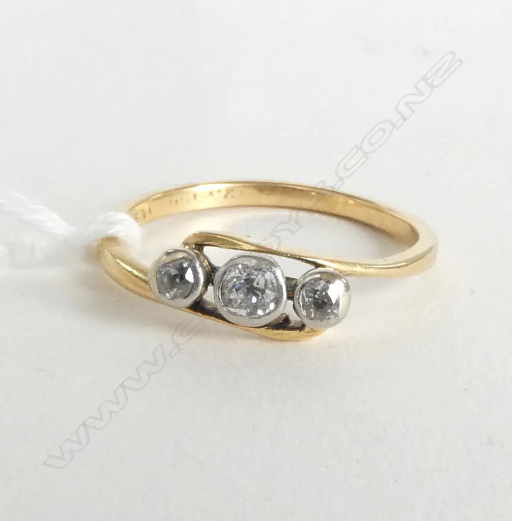 **RTV** 18ct GOLD VINTAGE 3 STONE DIAMOND RING, d=0.18ct, 2.6gm (tested) SIZE P Image 1++
