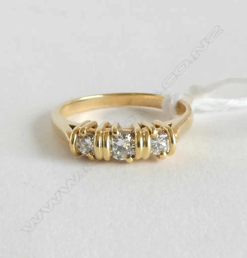 18CT GOLD AND 3 STONE DIAMOND RING (.07ct/.12ct/.07ct) SIZE J Image 1++