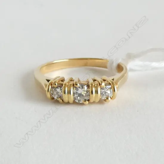 18CT GOLD AND 3 STONE DIAMOND RING (.07ct/.12ct/.07ct) SIZE J