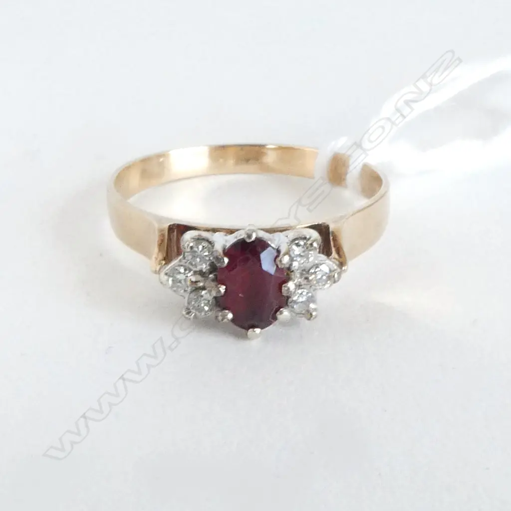 18ct DIAMOND & GARNET RING, d=0.15, 2.3gm size R Image 1++
