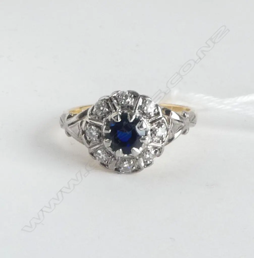 18CT GOLD SAPPHIRE AND DIAMOND RING SIZE K 1/2 Image 1++