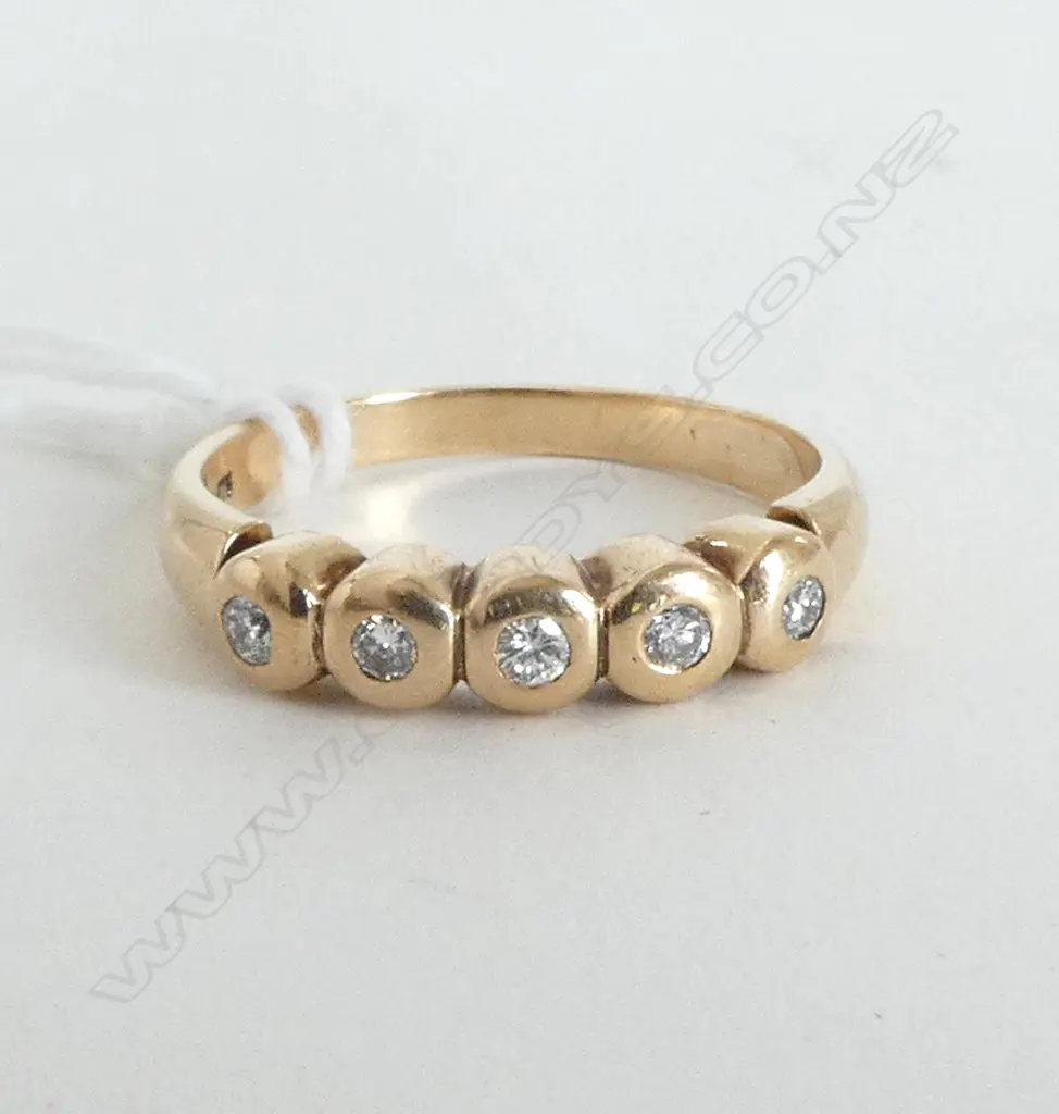 9ct 5 DIAMOND BRIDGE RING, d=0.16ct, 3.7gm SIZE O Image 1++