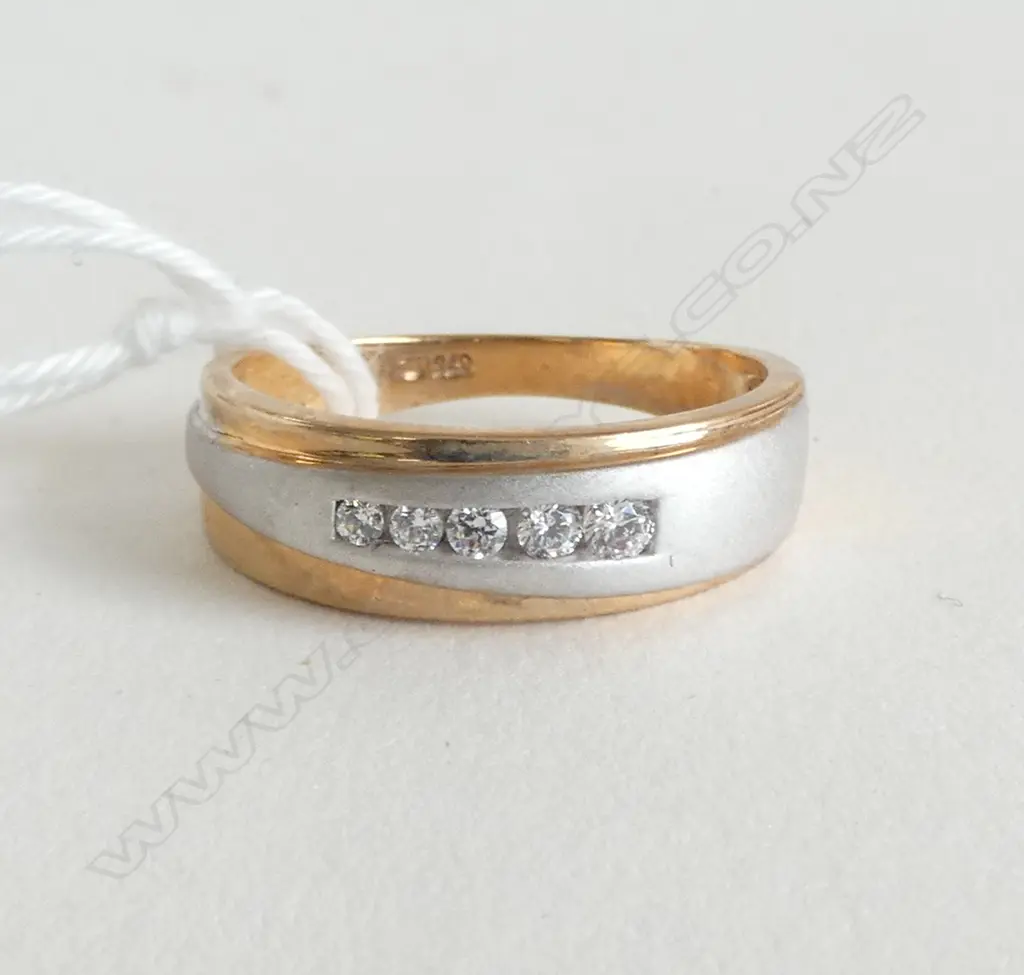 9CT YELLOW/WHITE GOLD 5 STONE DIAMOND RING (boxed) SIZE O Image 1++