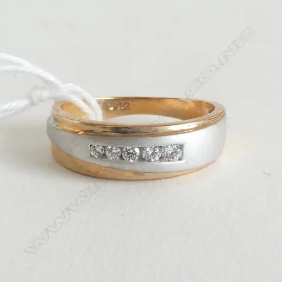 9CT YELLOW/WHITE GOLD 5 STONE DIAMOND RING (boxed) SIZE O