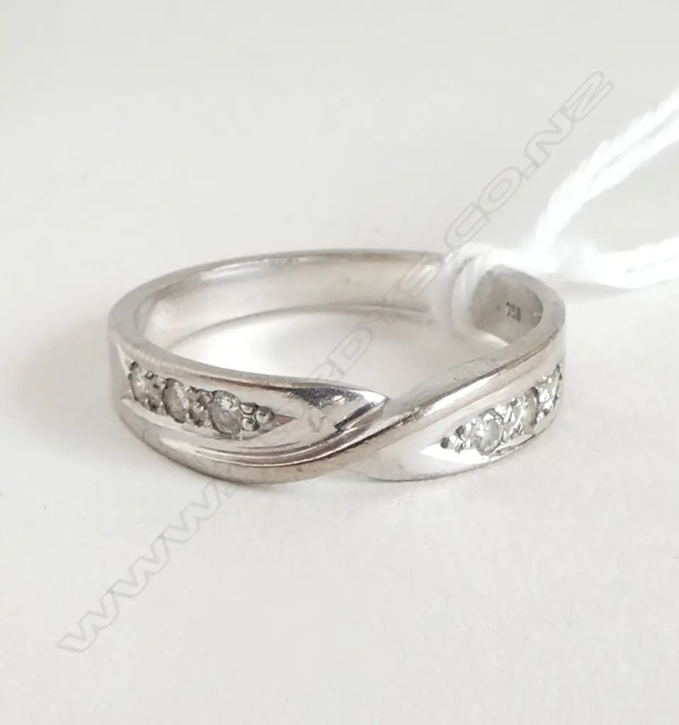 18ct WHITE GOLD BAND RING SET w. DIAMONDS 3.46grms SIZE M Image 1++