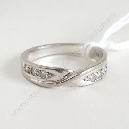 18ct WHITE GOLD BAND RING SET w. DIAMONDS 3.46grms SIZE M