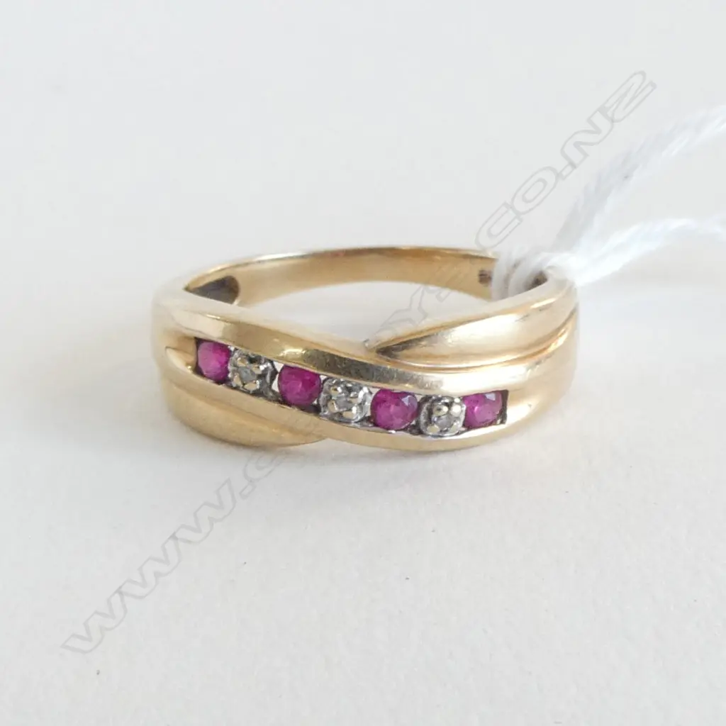9ct YELLOW GOLD SYN RUBY & DIAMOND cross-over band  2.3gms SIZE L Image 1++