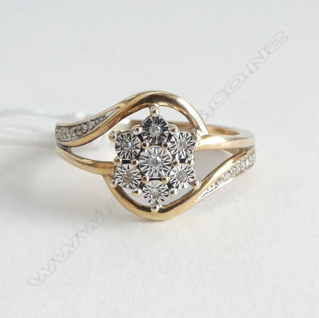 9CT ILLUSION SET DIAMOND CLUSTER RING with shoulder diamonds 3.1gm (CD8533) SIZE O Image 1++
