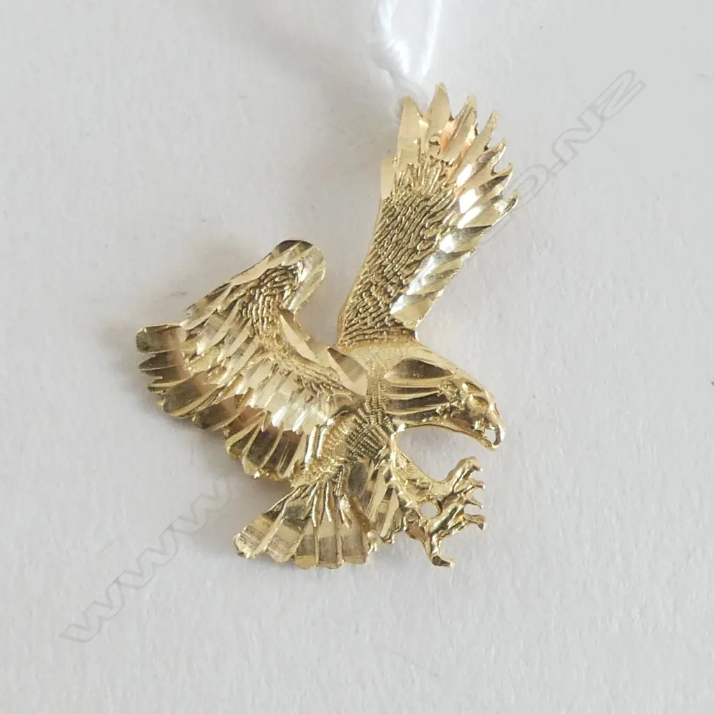 14ct YELLOW GOLD EAGLE ALIGHTING PENDANT 2.35gms Image 1++