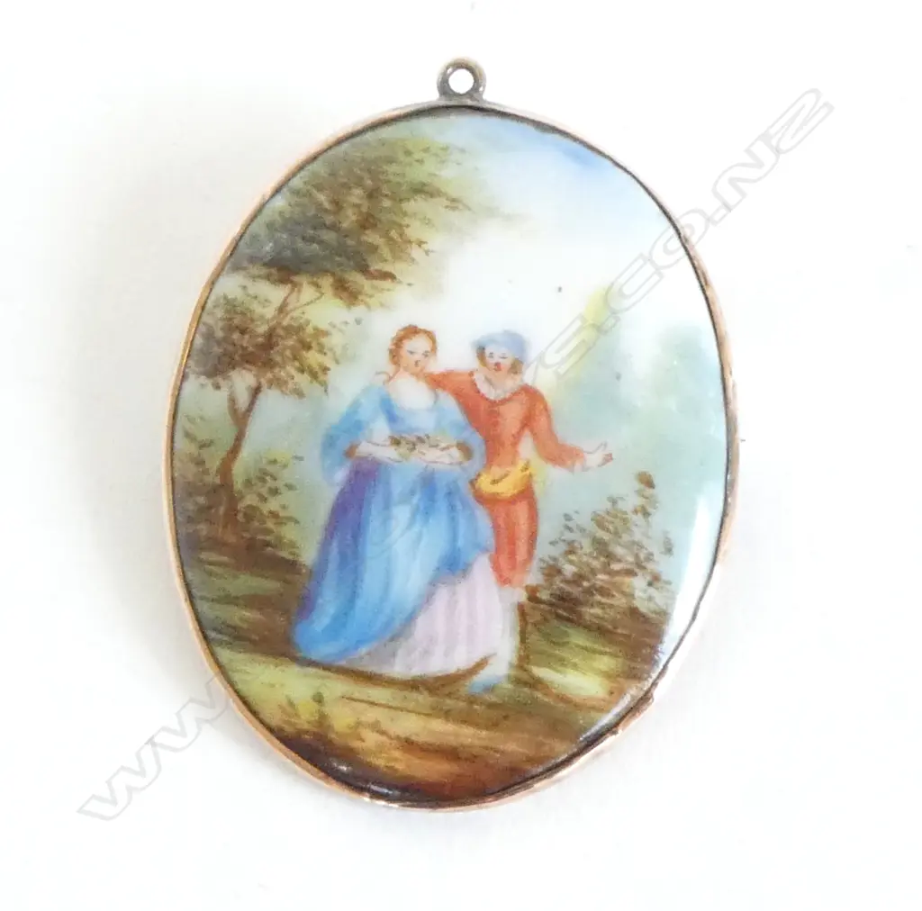 ANTIQUE HAND PAINTED PORCELAIN BROOCH w. 9ct MOUNT (CD12680) Image 1++