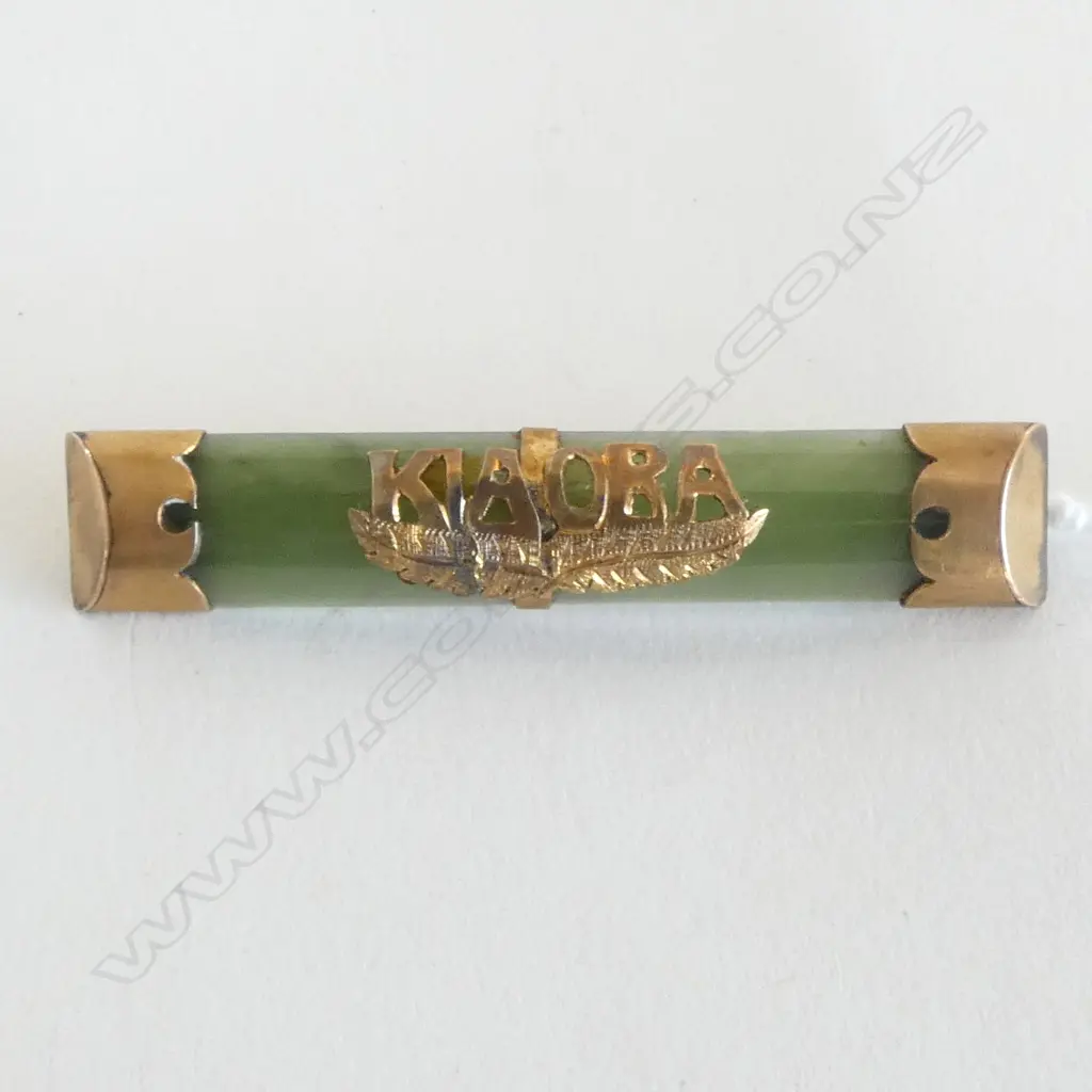 COLONIAL POUNAMU & 9ct BAR BROOCH "KIA ORA" (CD8447) Image 1++
