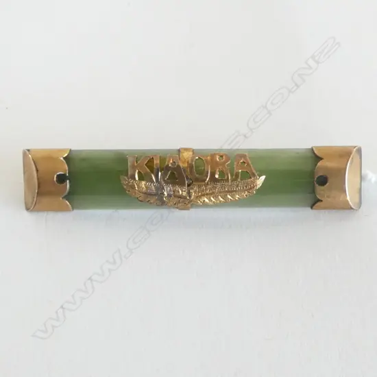 COLONIAL POUNAMU & 9ct BAR BROOCH "KIA ORA" (CD8447)