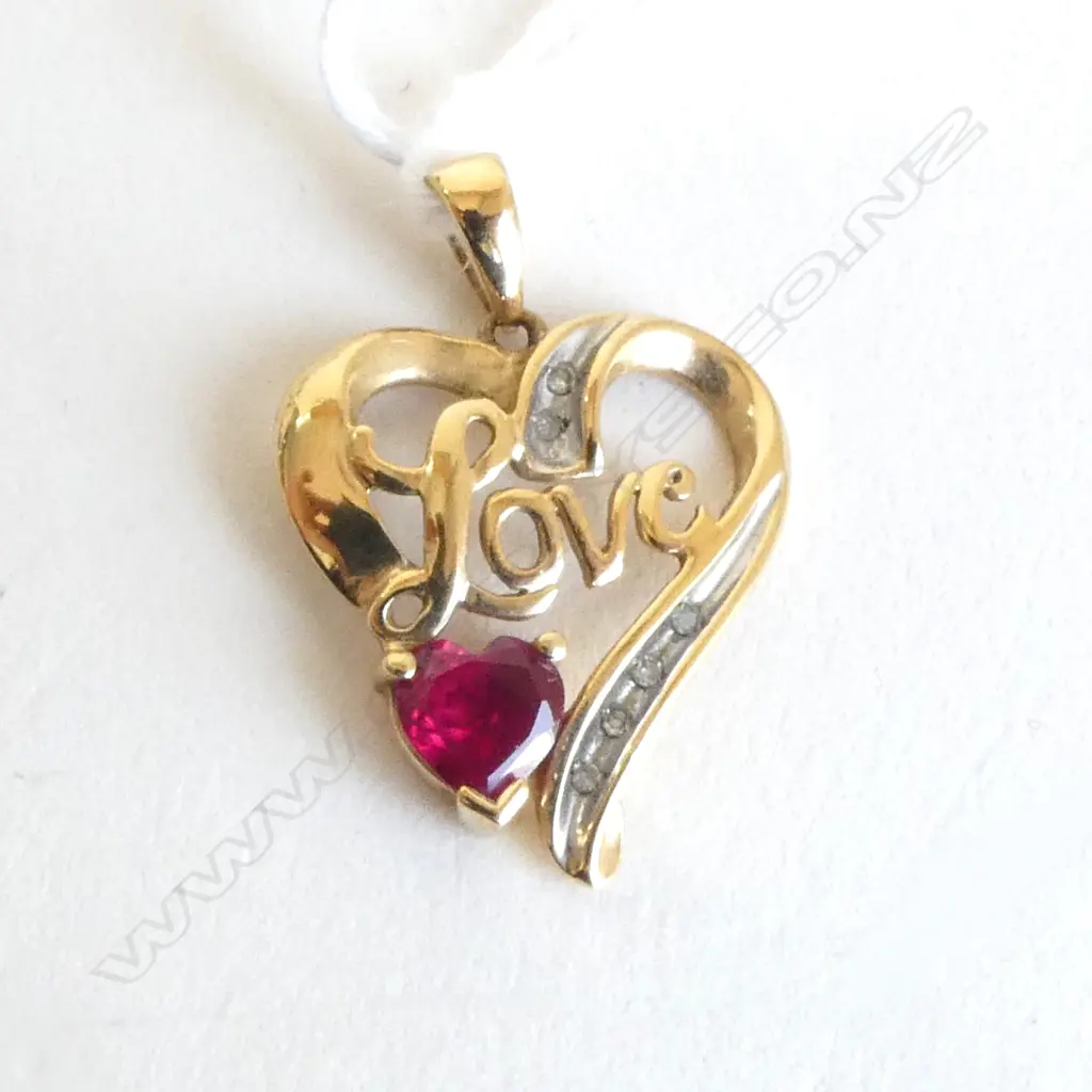 10CT PENDANT 'LOVE' 2.3gms Image 1++