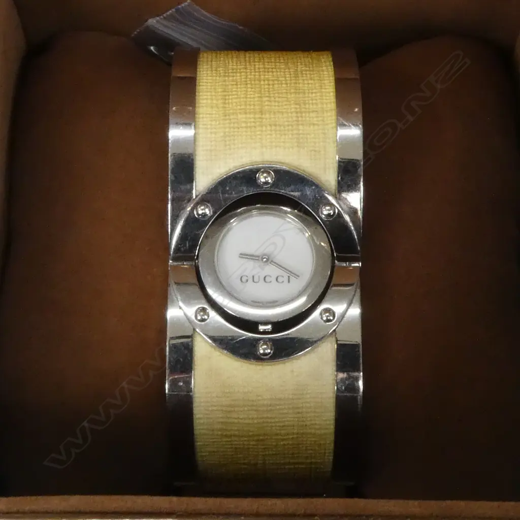 GUCCI LADIES WRISTWATCH; IN ORIGINAL BOX w. BOOKLET Image 1++