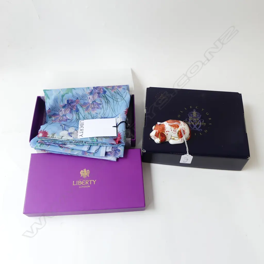 LIBERTY SCARF (BOXED) + ROYAL CROWN DERBY PUPPY W.90mm (BOXED) Image 1++