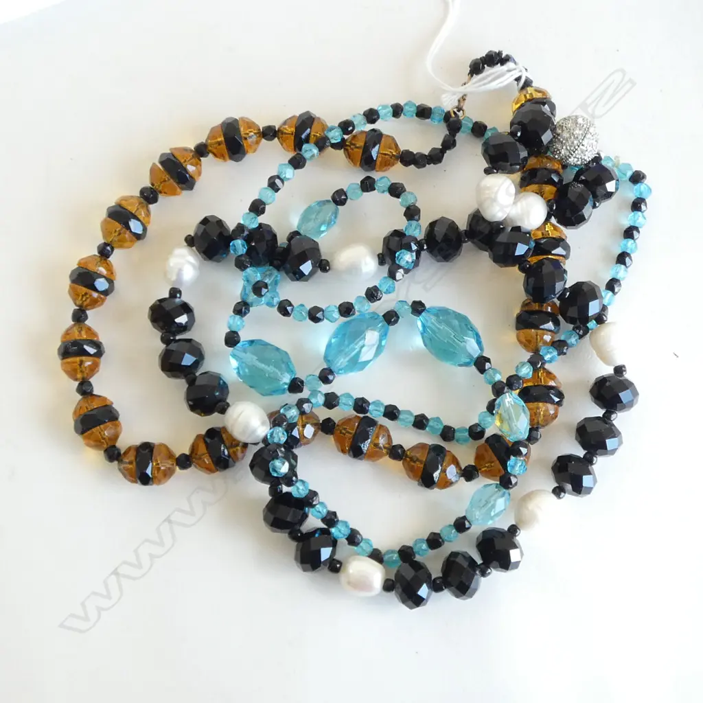 3 GLASS BEAD NECKLACES, 1 w. 9CT CLASP Image 1++