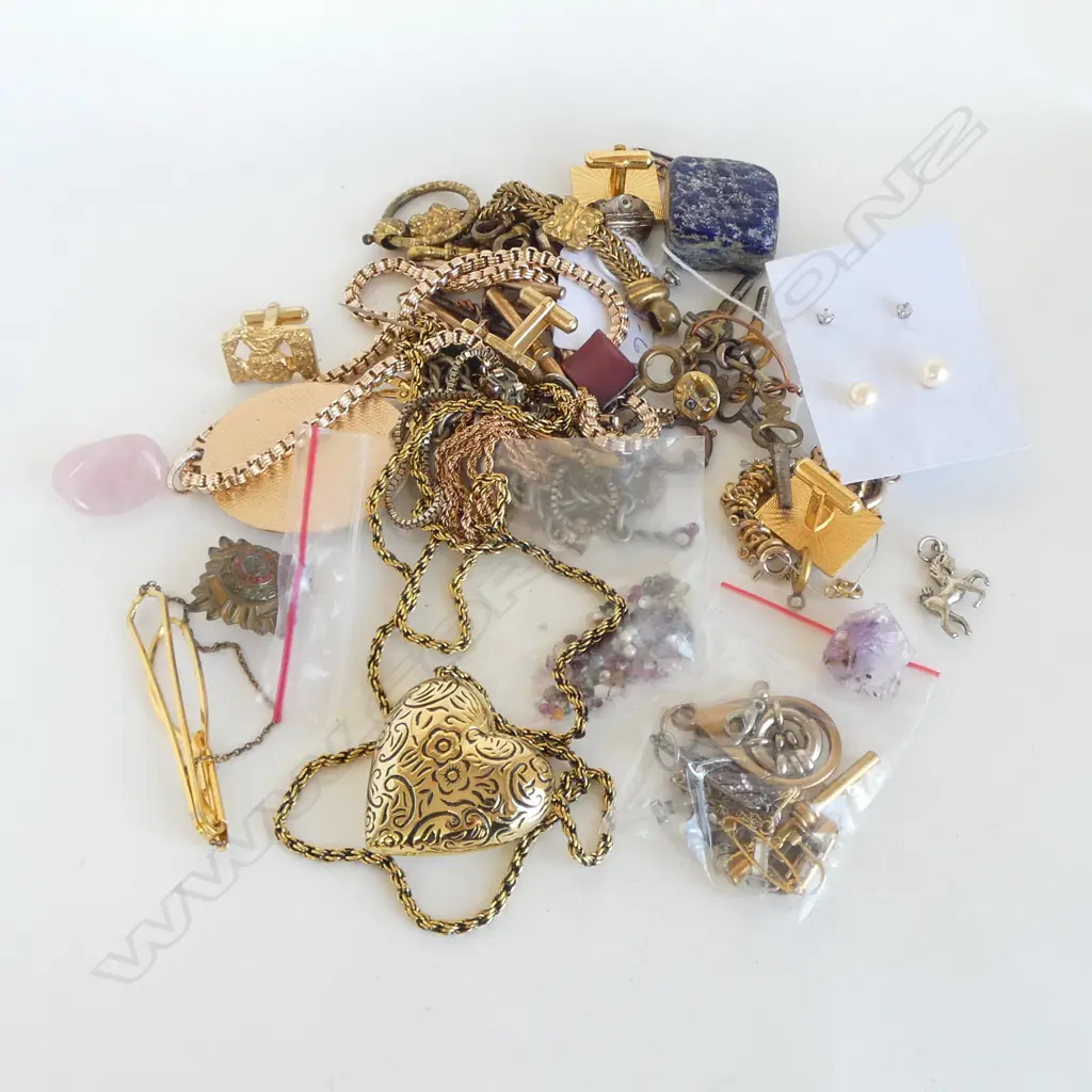 BAG OF JEWELLERS TREASURE mainly gold plate: Pocket watch keys + 'dog clip' chain clasps + T-bars +Albertina etc Image 1++