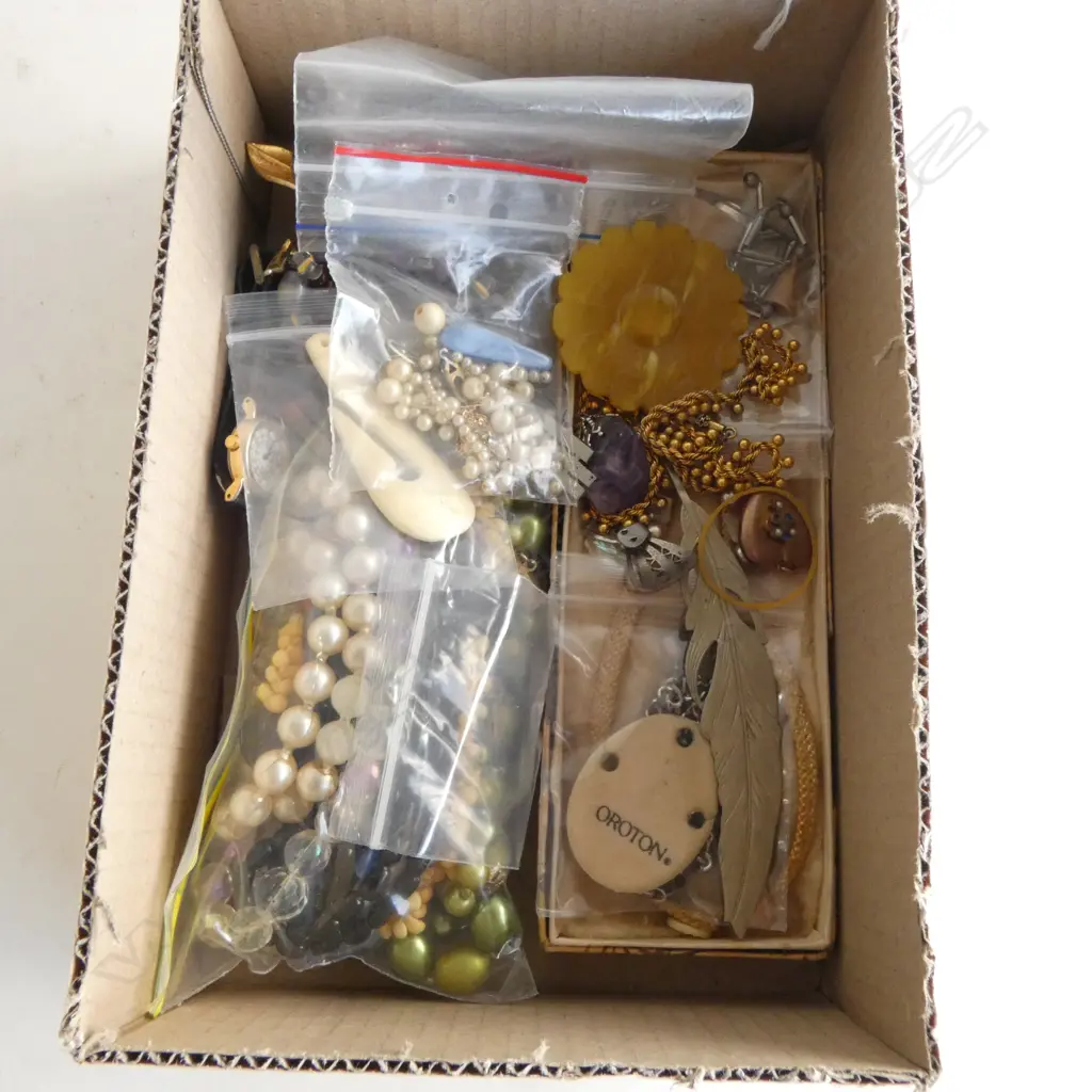 SMALL TRAY OF MIXED COSTUME JEWERLRY Image 1++