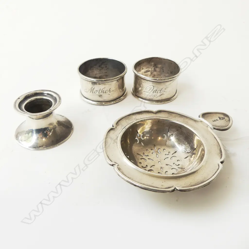 4 PCES STG SILVER, PR NAPKIN RINGS (MOTHER & DAD), CANDLE HOLDER, STRAINER, 71grms Image 1++