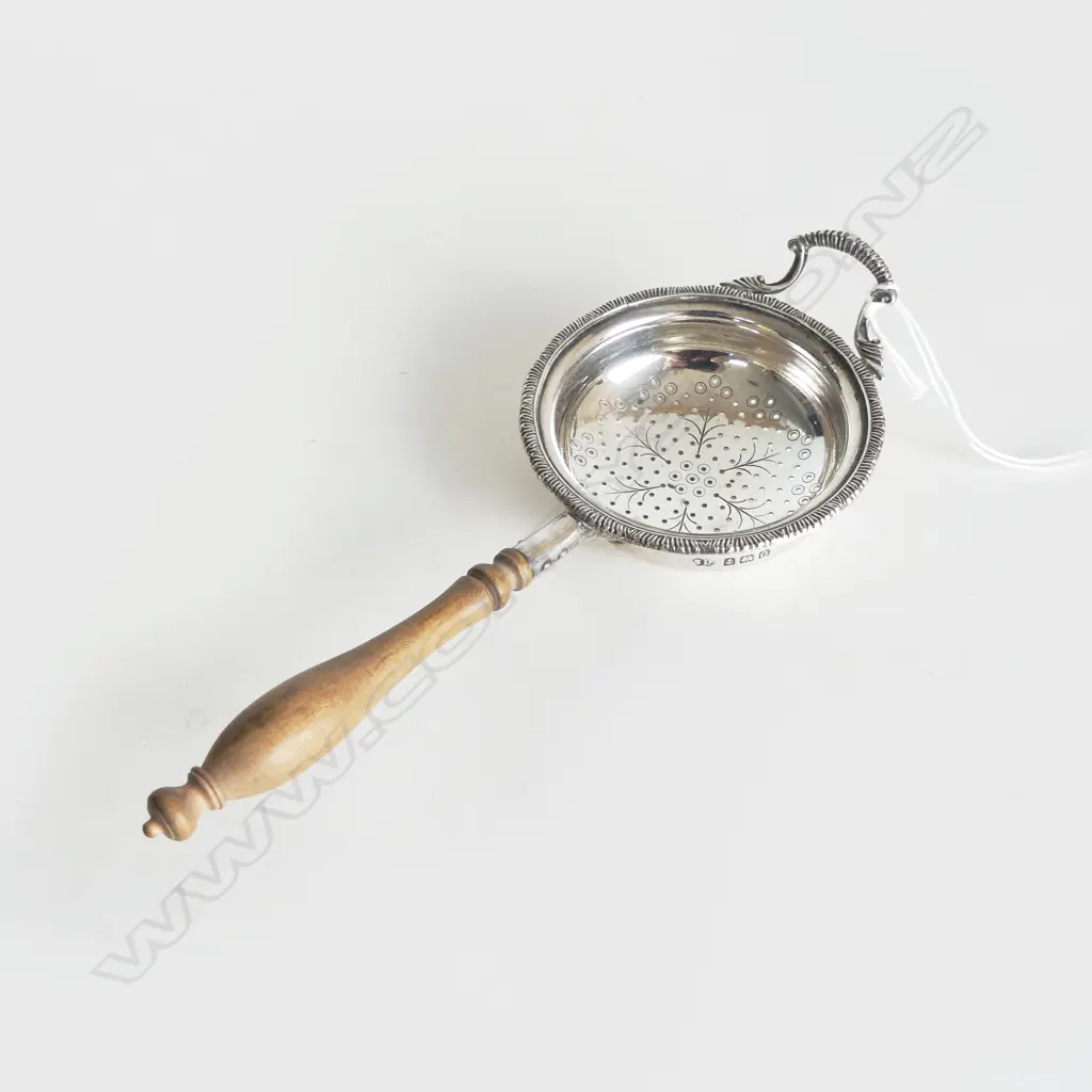 S/SILVER TEA STRAINER WOOD HANDLE TOTAL WEIGHT 45GMS Image 1++