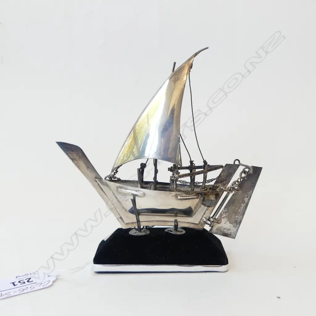 ASIAN SILVER JUNK ON STAND IN BOX, 56gm (CD8482) Image 1++