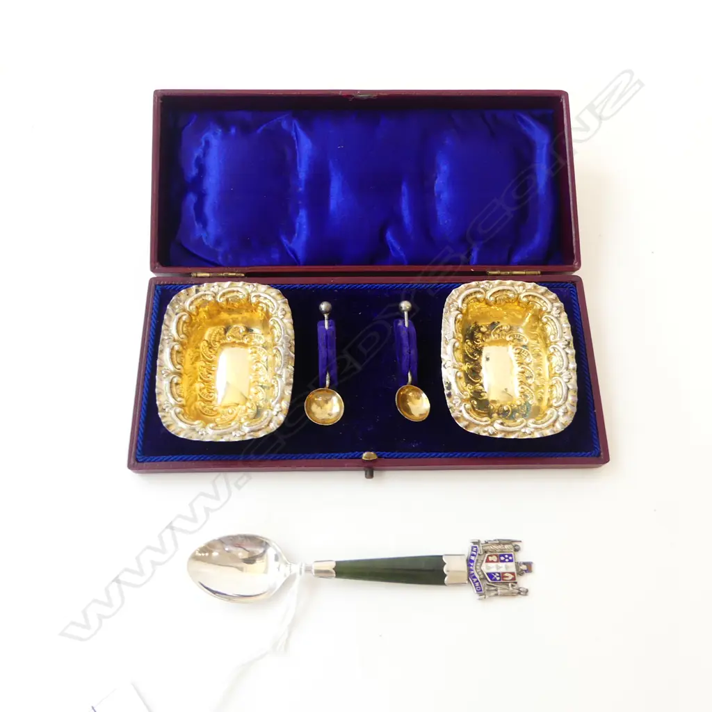 STG SILVER & POUNAMU TEASPOON w. NZ COAT OF ARMS L.120mm, 17.5gms + PR GILT LINED SALTS, 21gms, CASED Image 1++