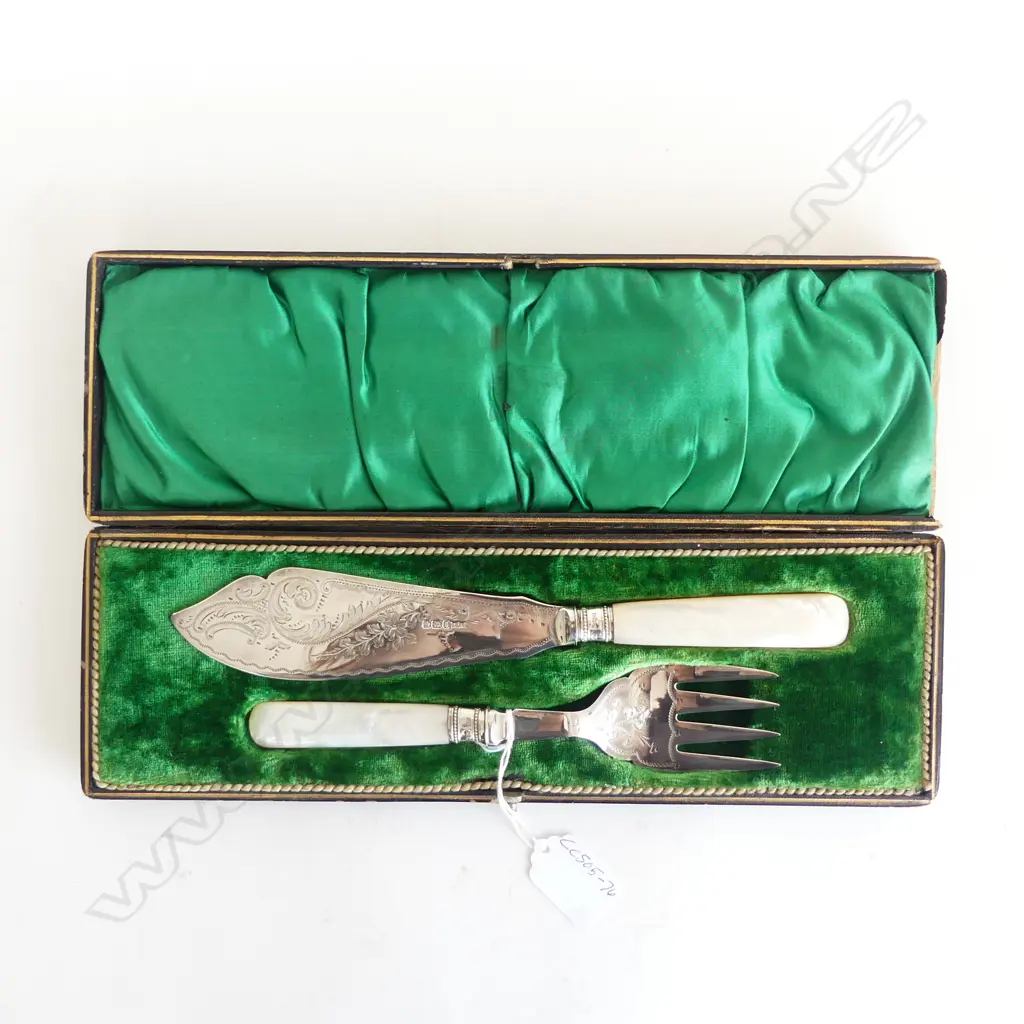 BOXED SILVER & MOP FISH SET, HENRY HOBSON & SON SHEFFIELD & LONDON 1899 (CASE AF) (CD12560) Image 1++