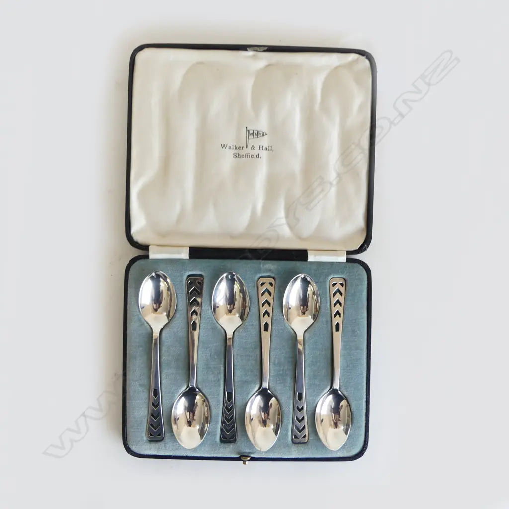 BOXED SET ART DECO SILVER TEASPOONS, WALKER & HALL, SHEFFIELD 1934, 83gm (CD8379) Image 1++