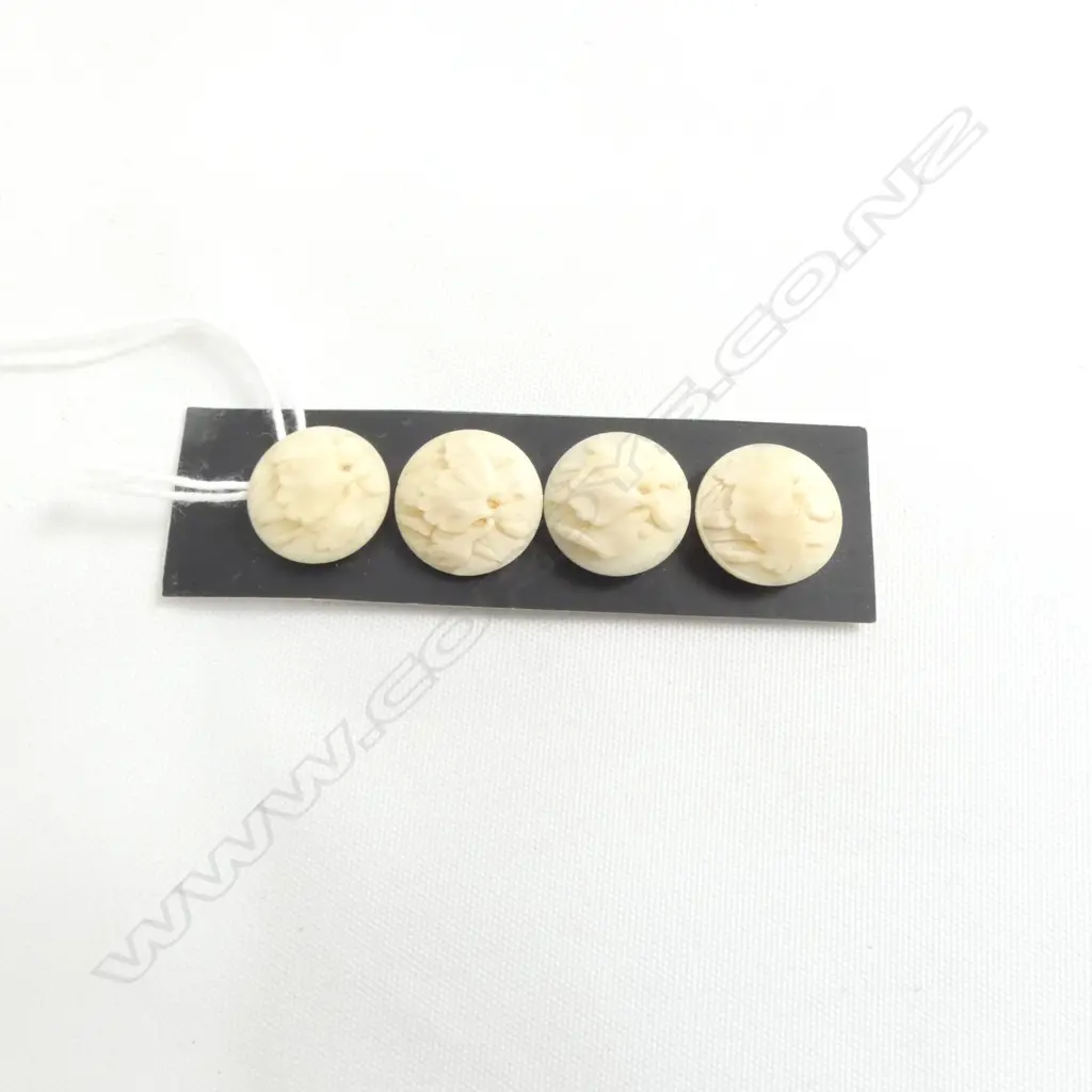 CARD OF 4 IVORY CARVED BUTTONS  L70MM Image 1++