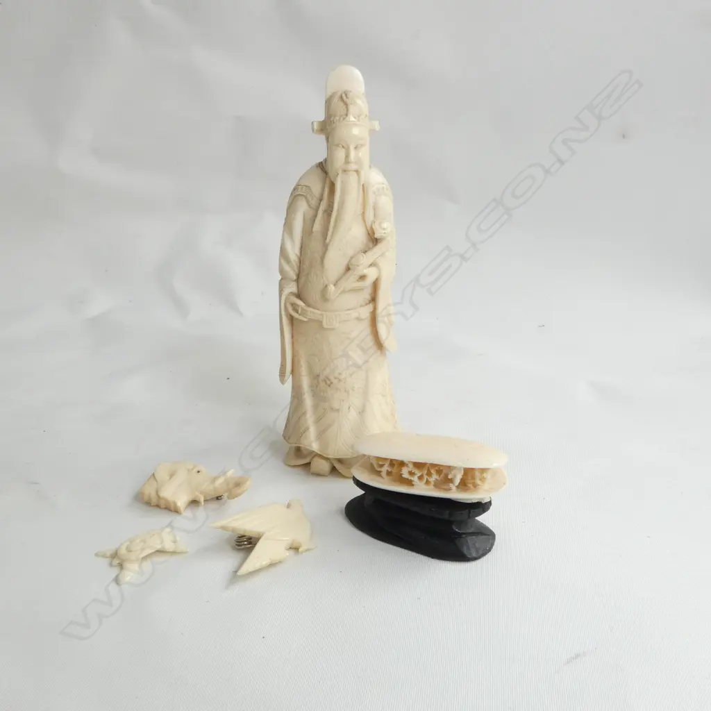 5 PCES IVORY; CHINESE FIGURE H.145mm, DREAM SHELL, 3 BADGES Image 1++