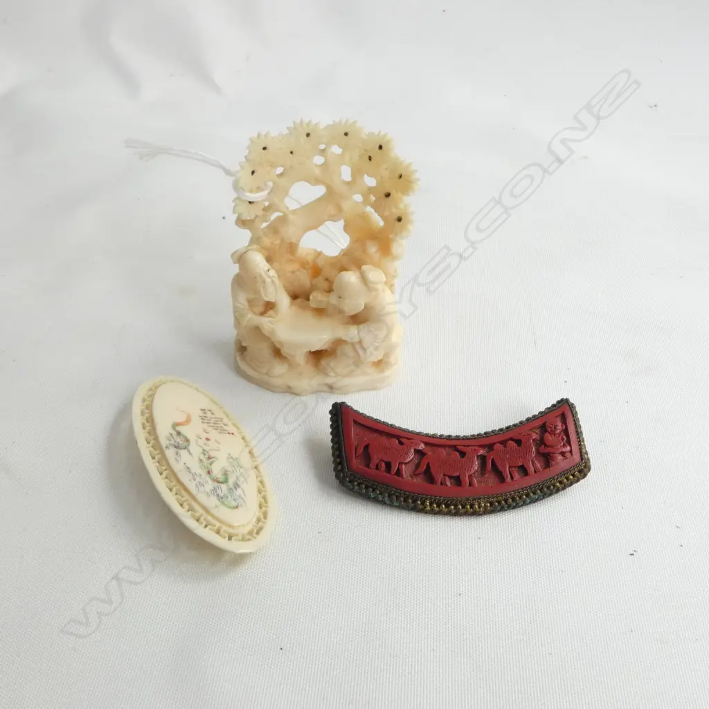 2 BROOCHES, IVORY PIECE; 2 MEN AT A TABLE H.65mm Image 1++