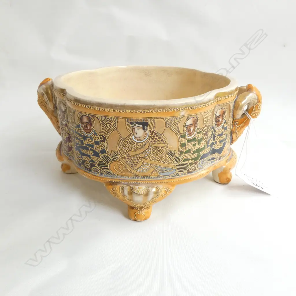 SATSUMA FOOTED DISH, QUATREFOIL SHAPE, SIGNED TO BASE 210x170mm Image 1++