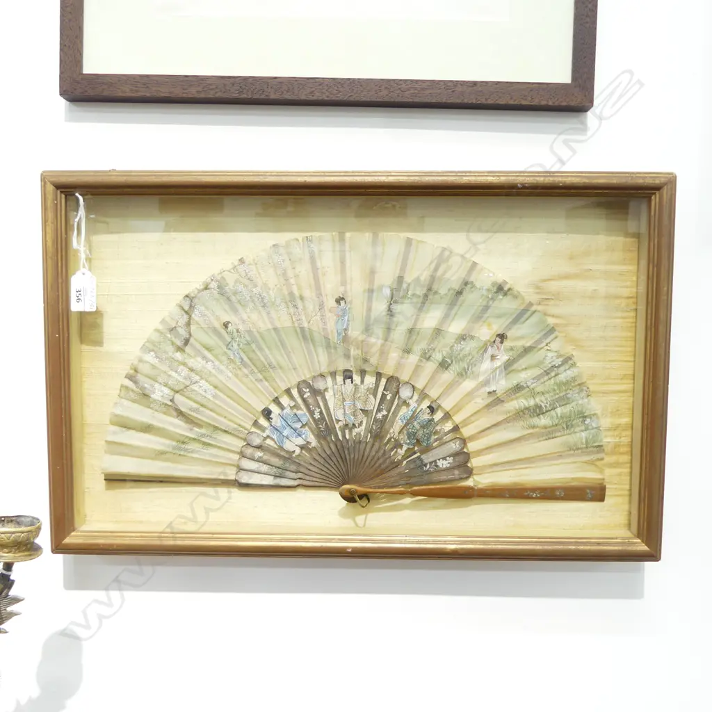 ANTIQUE JAPANESE FIGURAL HAND PAINTED FAN IN BOX FRAME, L.540MM W.330MM  Image 1++