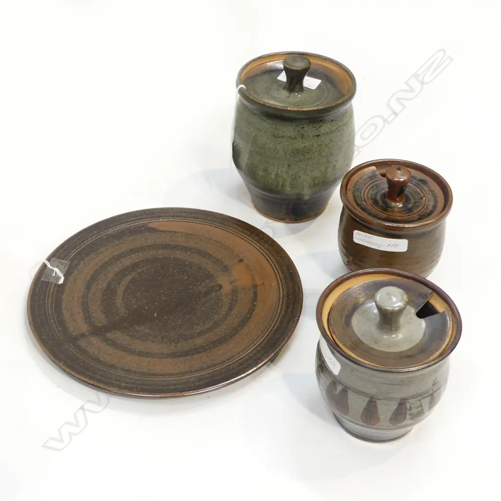 3 PETER STICHBURY (1924-2015) STORAGE JARS H.170mm w. PETER STITCHBURY PLATE Dia.250mm Image 1++