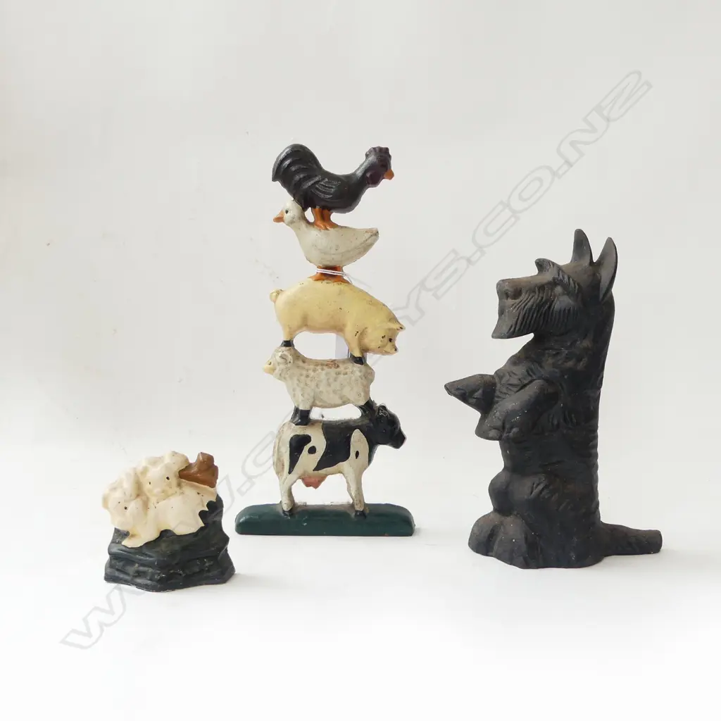 3 CAST IRON ANIMAL DOOR STOPS H.280mm Image 1++