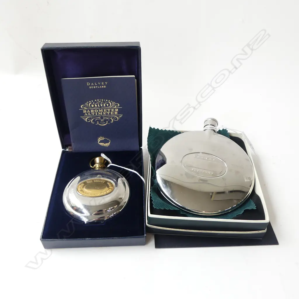 CASED 'DALVEY BAROMETER ALTIMETER' L.100mm w. DALVEY FLASK Image 1++