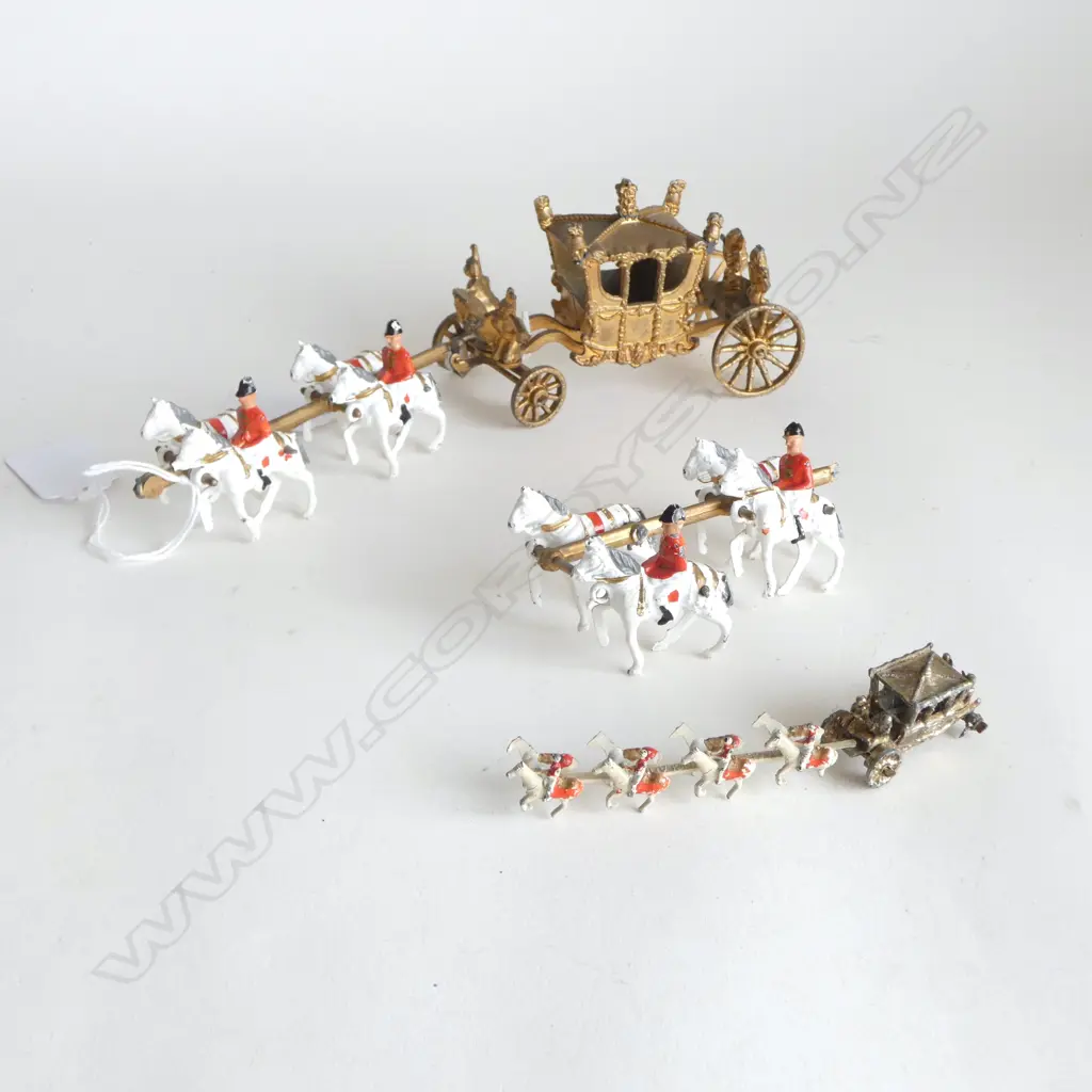2 LEAD HORSE DRAWN ROYAL STATE COACHES w. 1 EXTRA (FAULTS) Image 1++